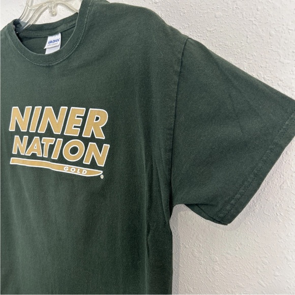 Y2K UNC Charlotte 49ers Green Gildan T-Shirt Niner Nation Gold Size Medium - Picture 6 of 9